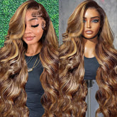 Peluca A8 rubio miel con ombré y ondas suaves para un aspecto natural.