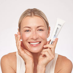 ALASTIN Skincare Ultra Light Daily Face Moisturizer, envase ergonómico para una rutina diaria cómoda.