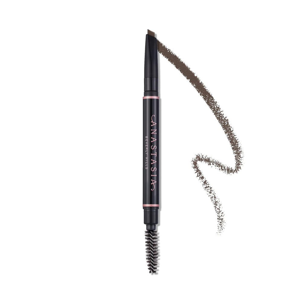 Anastasia Beverly Hills définit les sourcils avec l’embout ovale pour précision nette.
