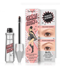 Gel para cejas Benefit Gimme Brow en tono neutral profundo define y aporta volumen.