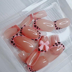 Uñas BSBTBZ leopardo francesas con lazo rosa, detalle con estilo para eventos.