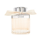 Chloé: botella plegada con lazo, ideal para un toque elegante en momentos especiales.