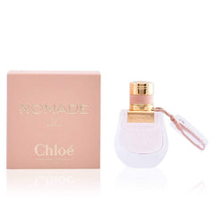 Chloe Nomade: detalle de empaque y logotipo para una experiencia de alta calidad.