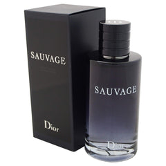 Etiqueta de Sauvage con el logo de Christian Dior, estilo icónico.
