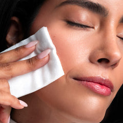 Clean Skin Club Cloud Pads, algodón orgánico para limpieza delicada.