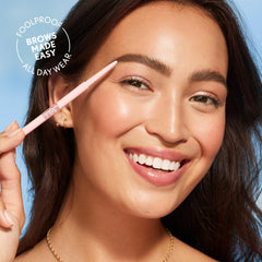 Cepillo integrado para difuminar y peinar las cejas de CoverGirl Brow Nano.