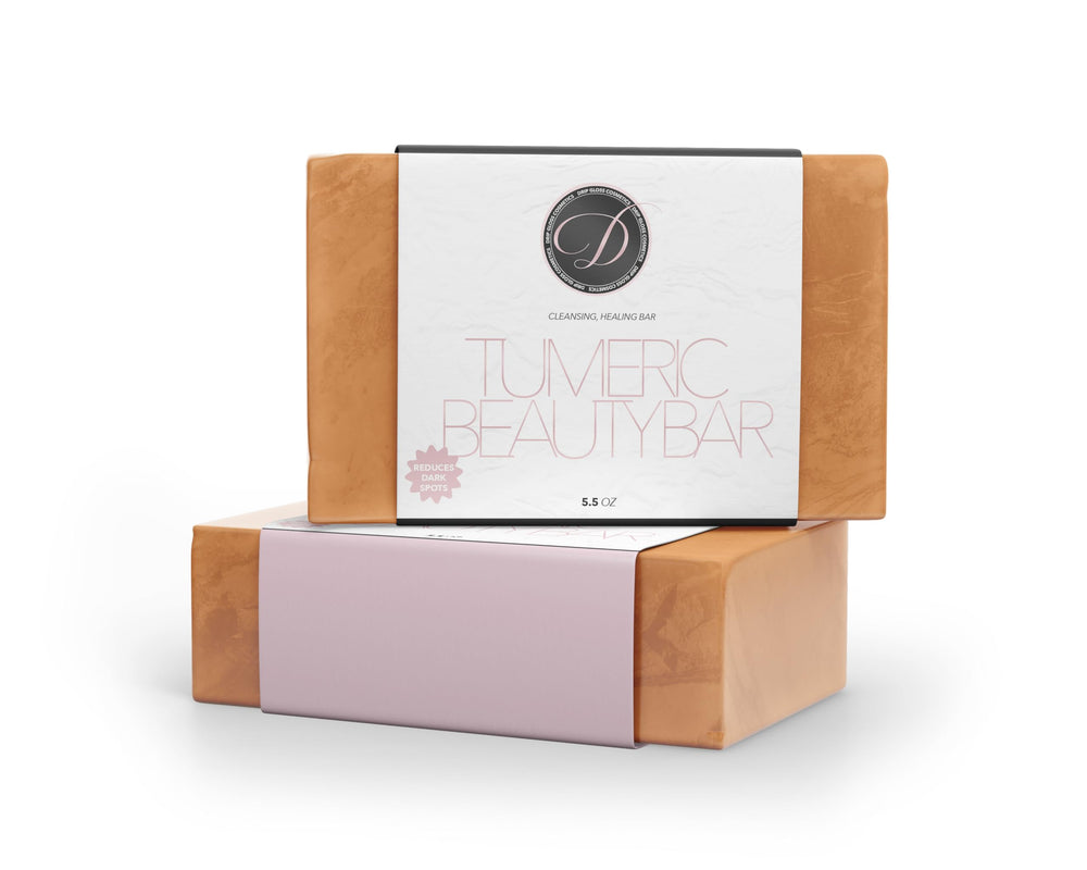 Dripglosss Turmeric Beauty Bar muestra espuma dorada para limpieza suave.