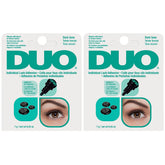 DUO adhesivo oscuro para pestañas, botella 0,25 oz, ofrece adherencia duradera.