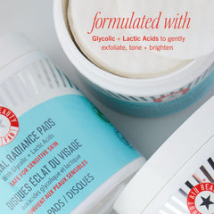 First Aid Beauty Facial Radiance Pads, aplicación ritual, prepara el maquillaje para un acabado perfecto.
