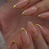 Uñas Foccna Almond con linea dorada para un look glam en eventos.