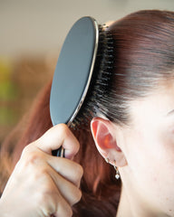 FRAMAR brosse stimule le cuir chevelu pour une apparence saine des cheveux.
