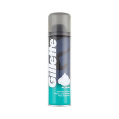 Espuma de Gillette Clásica aplicada en la piel, deslizamiento suave.