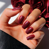 Glamnetic únas en tono cereza-moca con acabado brillante para look atrevido.