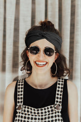 Diadema con diseño de nudo Hjiaruiky en negro para looks variados.