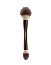 Pincel Hourglass Veil Polvo para aplicación precisa y suave en rostro.
