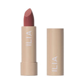 ILIA bloque de color labial frente: tono Rosa Salvaje para color intenso y duradero.
