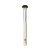 Brocha ILIA Complexion facilita aplicación suave de productos líquidos.