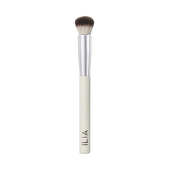 Brocha ILIA Complexion facilita aplicación suave de productos líquidos.