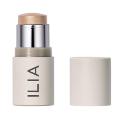 ILIA Multi-Stick Cosmic Dancer aplicado en labios y pómulos para brillo suave