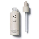 ILIA suero-prebase radiante, frasco para una base de maquillaje duradera.