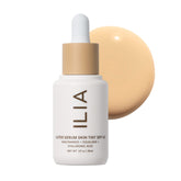 ILIA suero-tinte en bote con cobertura ligera y acabado natural.