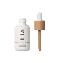 ILIA Super Serum Skin Tint SPF 40, aplicación en la palma, rápida y liviana.