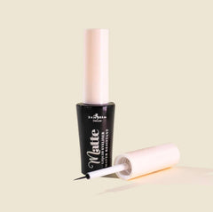 Italia Deluxe delineador negro mate, ideal para look diario de ojos.