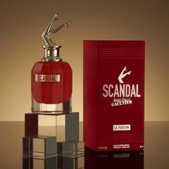 Atomizador de Scandal Le Parfum Intense, liberación uniforme para momentos nocturnos.