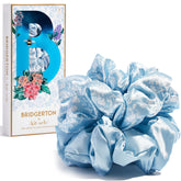 Kitsch Bridgerton scrunchies de satén en azul, detalle de textura suave para comodidad diaria.