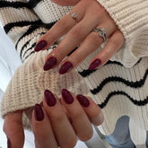 Uñas KQueenest pegadas cortas ovaladas vino, listas para uso diario.