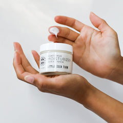 Aplicación suave de crema facial para piel sensible