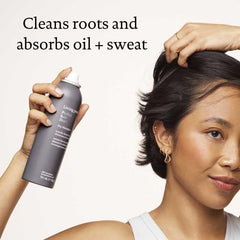 Living Proof champú en seco deja el cabello visible limpio y con aroma.