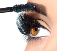 Mary Kay Lash Intensity Mascara: negro intenso que realza la mirada.