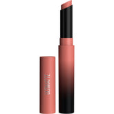 Maybelline Ultimatte labio en tono Piedra, acabado mate suave ideal para uso diario.