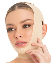 M&D Mentonera postquirúrgica facial beige, vista frontal, soporte suave para contornos más estables.