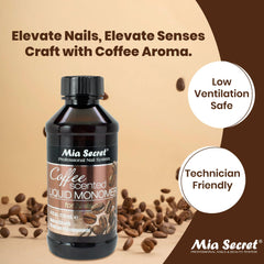 Monómero líquido Mia Secret aroma café aplicada durante la manicura