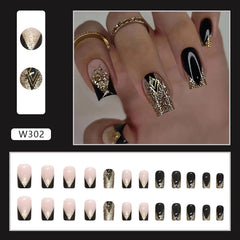 Much Hotter uñas acrílicas de tamaño medio con efecto brillo dorado.