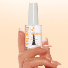 Nail Tek Formula 2 ayuda a uñas débiles a verse más fuertes y sanas.