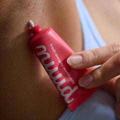 Textura cremosa de Nuud en tubo de 15 ml para aplicación suave.