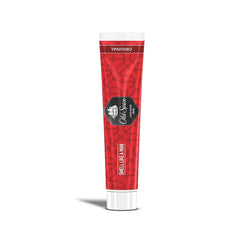 Aplicación de crema de afeitar Old Spice sobre la piel para una espuma rica.