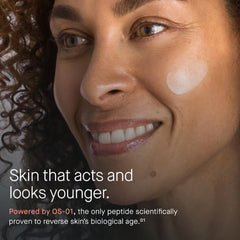 Aplicación diaria de OneSkin OS-01 en rostro y cuello para cuidado diario.