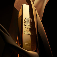 Paco Rabanne 1 Million Parfum, spray en acción, aplicación suave y precisa.