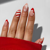 Uñas navideñas rojas de Puyokinm con copos de nieve, ideales para fiestas