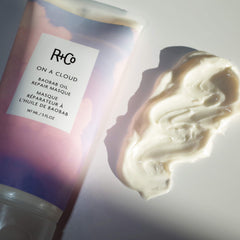 R+Co En una nube: aplicación en cabello húmedo para reparación de fibras.