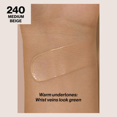Revlon ColorStay tono 240 medio beige en acción para igualar tono de piel.