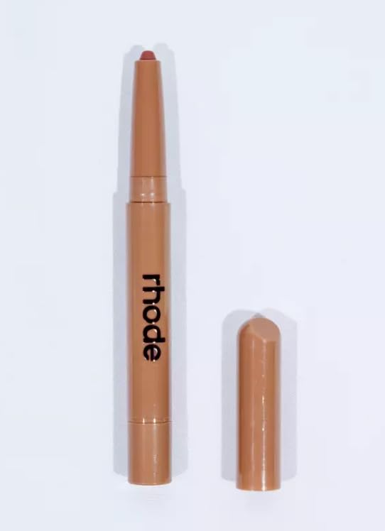 Rhode Peptide Lip Shape Lunge realza el contorno y la hidratación de los labios.