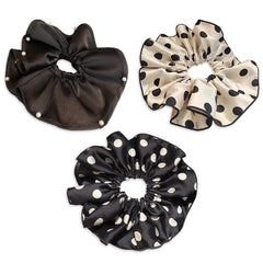 Scrunchies satinados blancos con puntos negros, ideal para coletas elegantes.