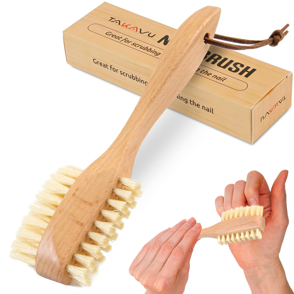 Brocha TAKAVU para uñas con mango de madera natural, diseño ergonómico para limpieza suave.