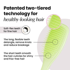 Desenredador Tangle Teezer en manos, uso en cabello mojado para reducir quiebre.