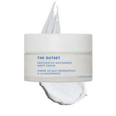 The Outset Restorative Niacinamida y Bakuchiol, botella de crema nocturna para cuidado diario.